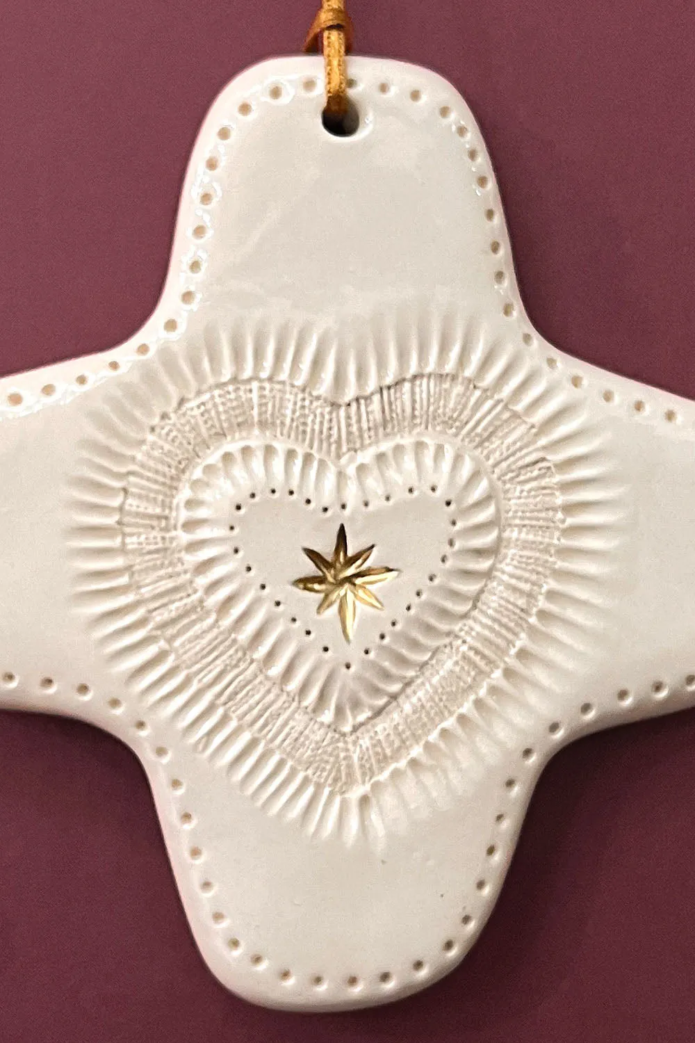 Biankaléone Petite croix à l'étoile d'or décoration murale
