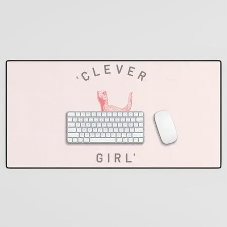 Society6 Clever Girl tapis de bureau rose vélociraptor