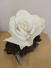 Sandrine Ramona Précieuse fleur de porcelaine feuilles d'or 18 carats