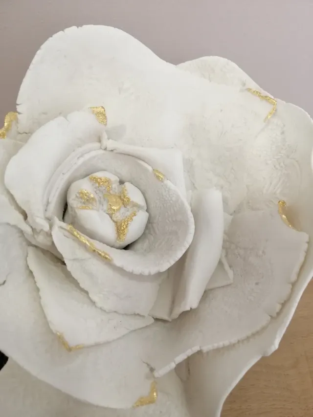 Sandrine Ramona Précieuse fleur de porcelaine feuilles d'or 18 carats