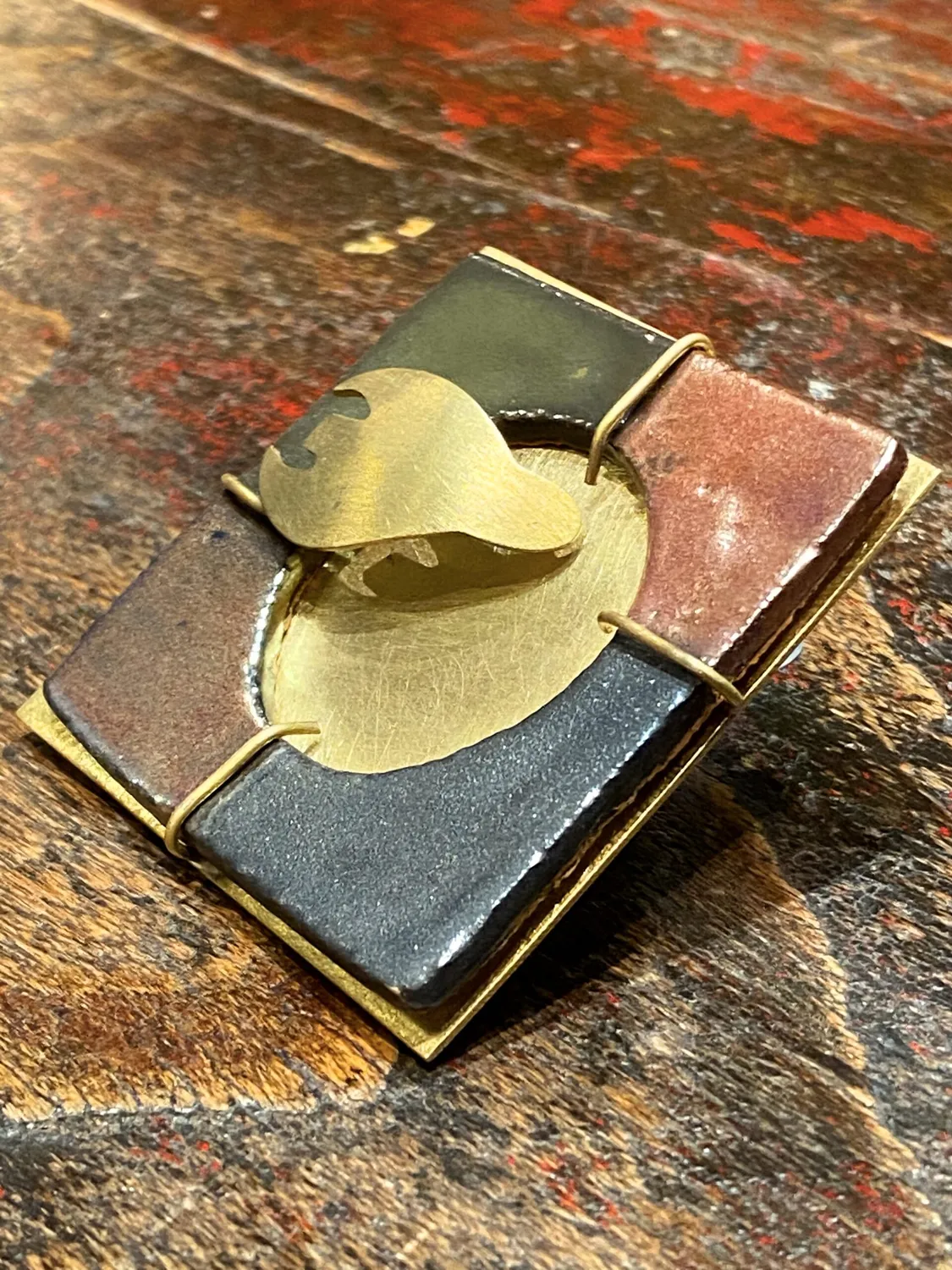 Galerie Kara Meig broche grès émaillé laiton