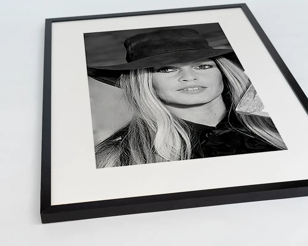 Any Image Brigitte Bardot with Black Hat photo encadrée noir et blanc
