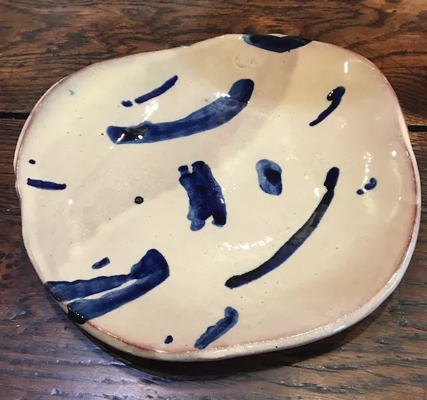 Galerie Kara Héloïse Bariol Bleue assiette terre vernissée