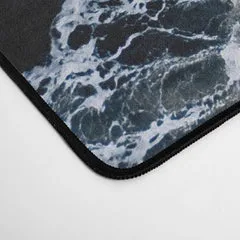 Society6 Waves Crashing Black Sand Beach tapis de bureau