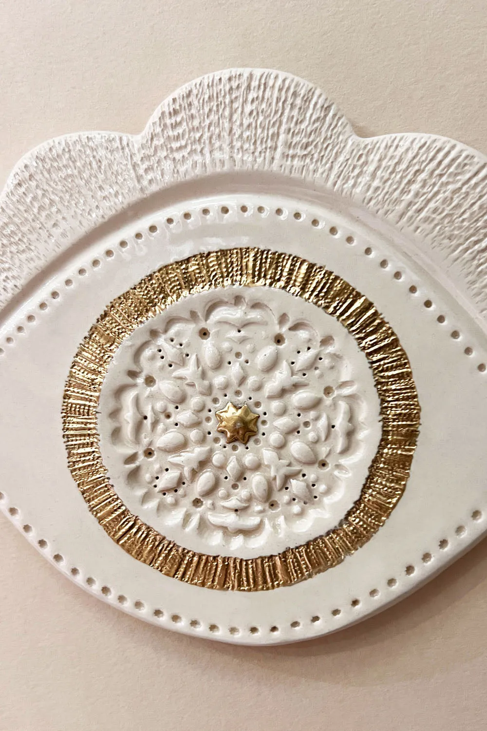 Biankaléone Oeil protecteur à la roue d'or bijou mural 10,5x13 cm