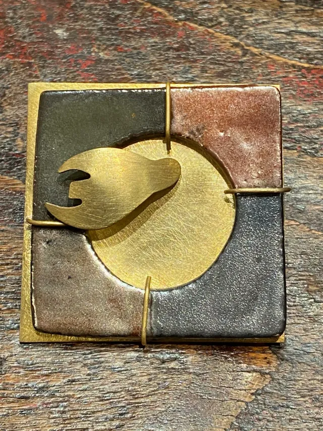 Galerie Kara Meig broche en grès émaillé et laiton