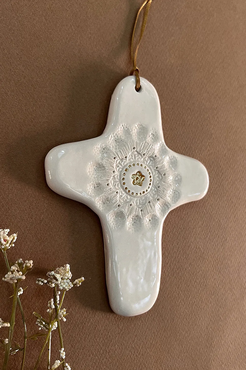 Biankaléone Petite fleur d'or croix murale 10,5 x 13,5 cm
