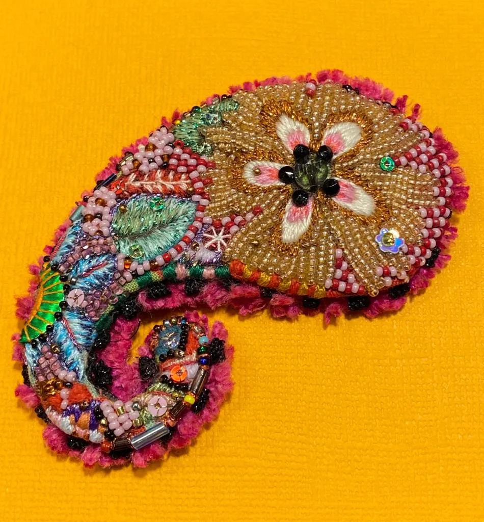 Galerie Kara Naïve broche textile d’Isabelle Mariana artisanale