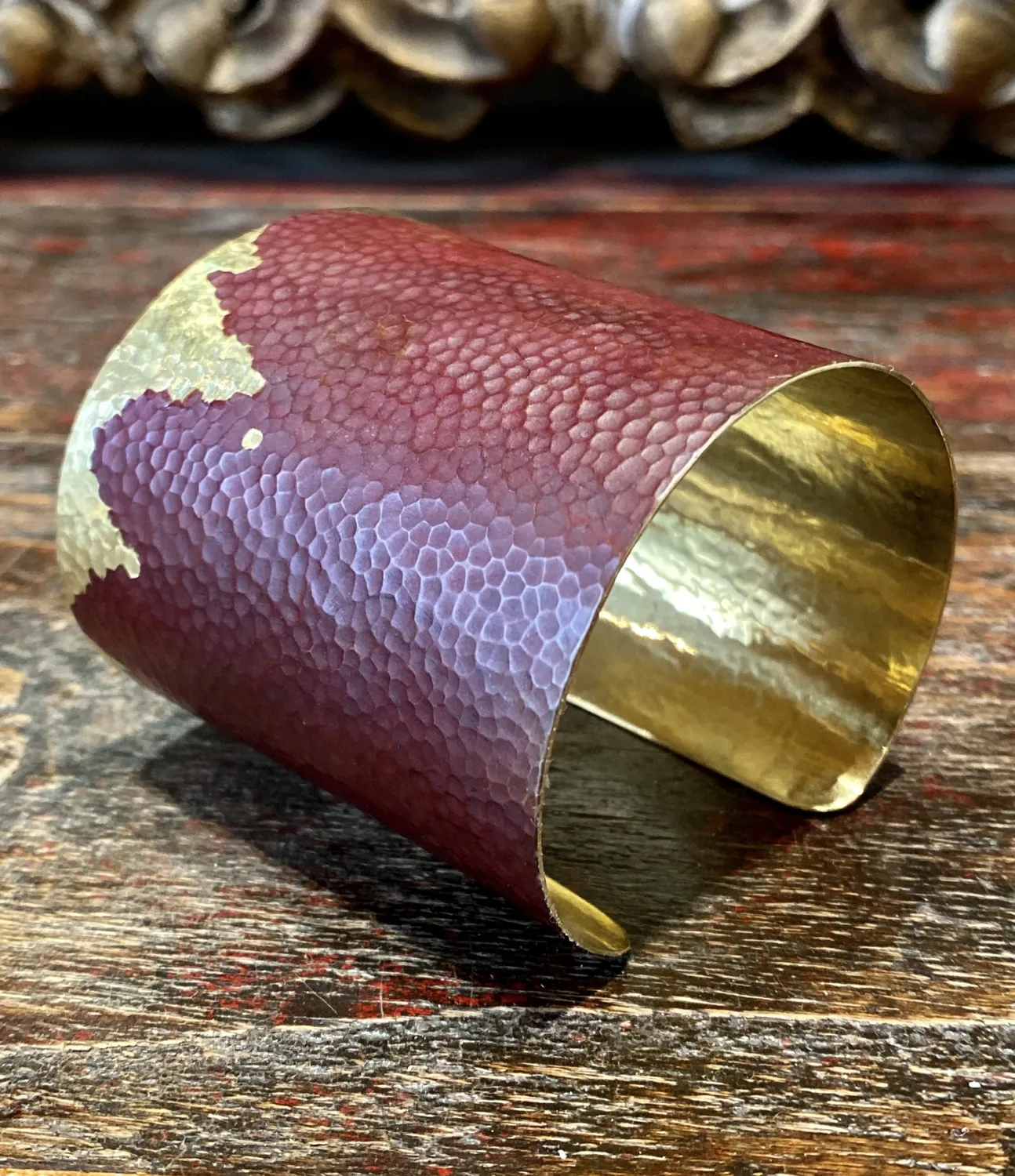Galerie Kara bracelet bronze martelé patiné Alix Girard