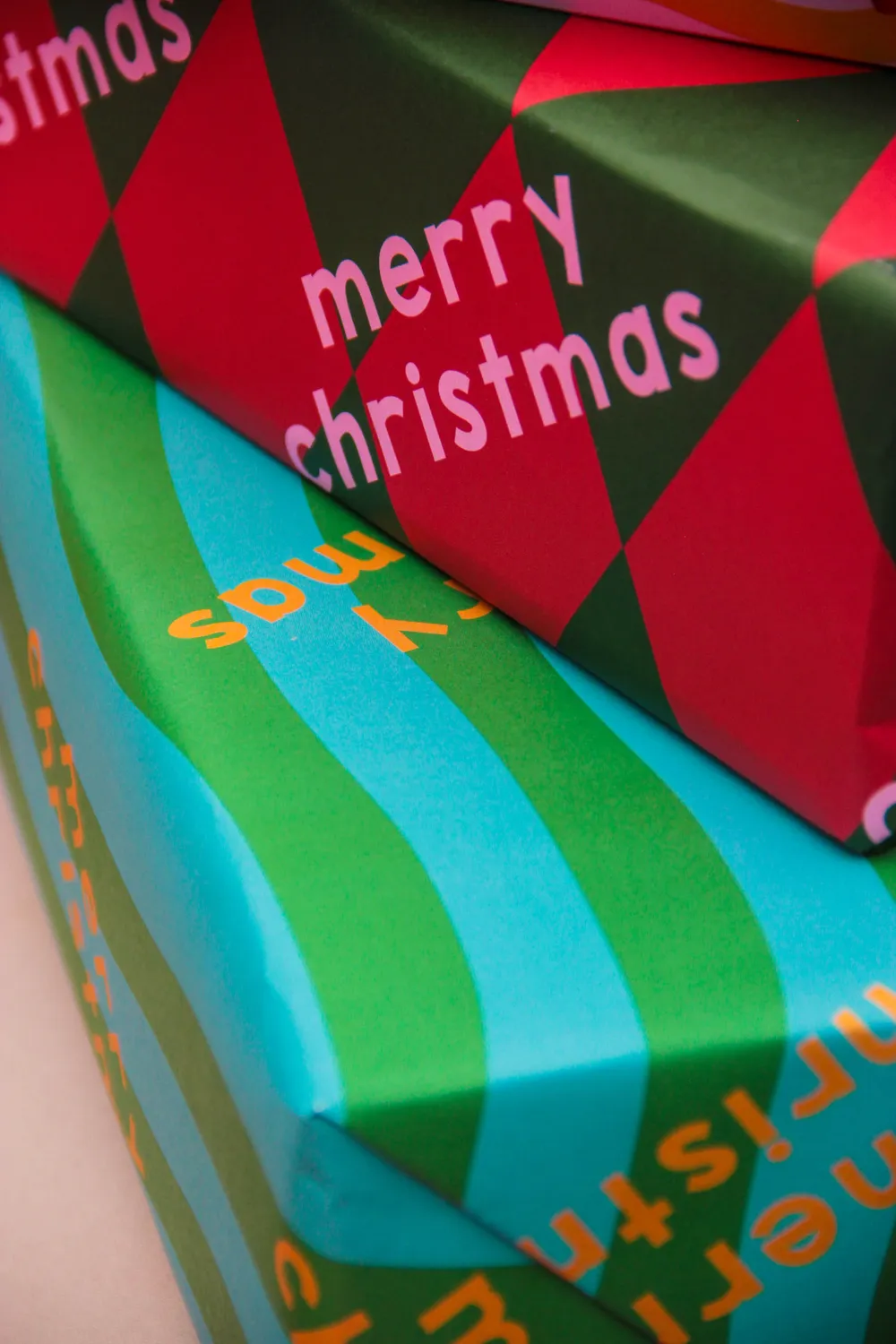 Maddison Ball Merry Christmas papier cadeau rayÃ©