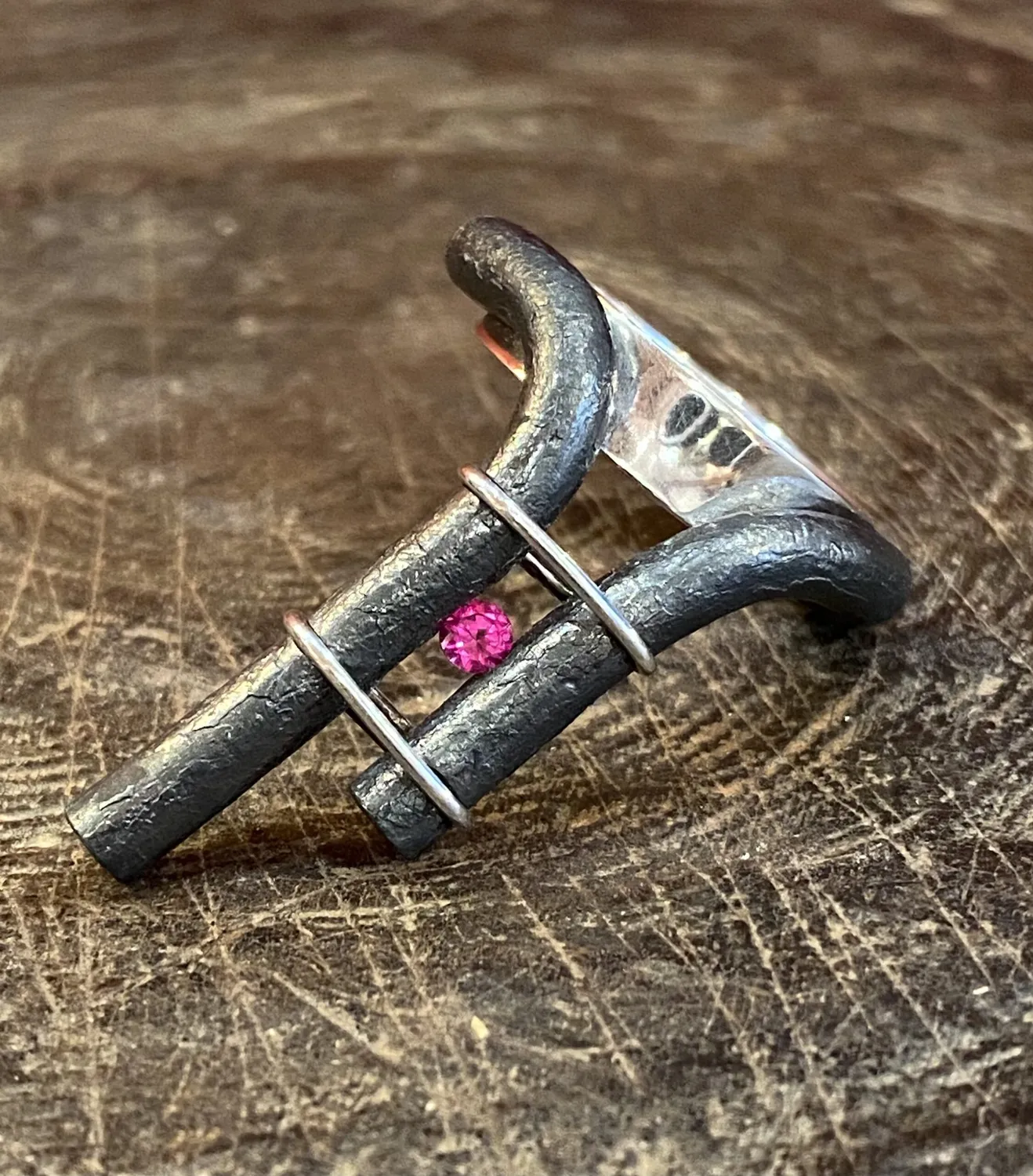 Galerie Kara bague fer forgé argent spinelle Marianne Anselin