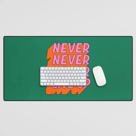 Society6 Never Never Give Up tapis de bureau vert