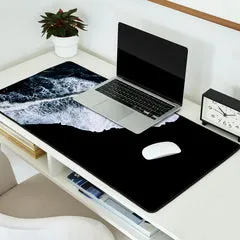 Society6 Waves Crashing Black Sand Beach tapis de bureau