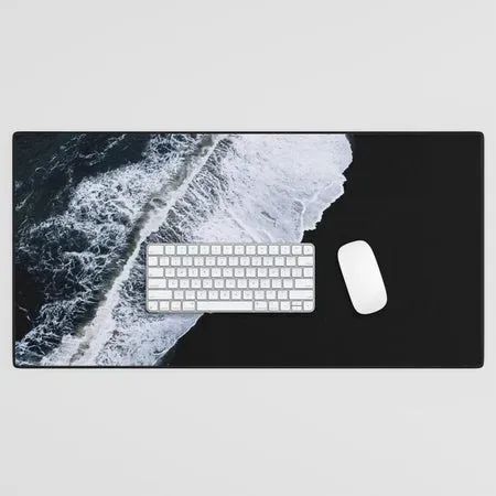 Society6 Waves Crashing Black Sand Beach tapis de bureau