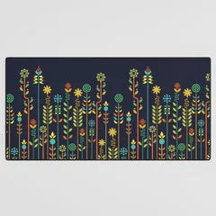 Society6 Overgrown Flowers tapis de bureau fleurs fond bleu