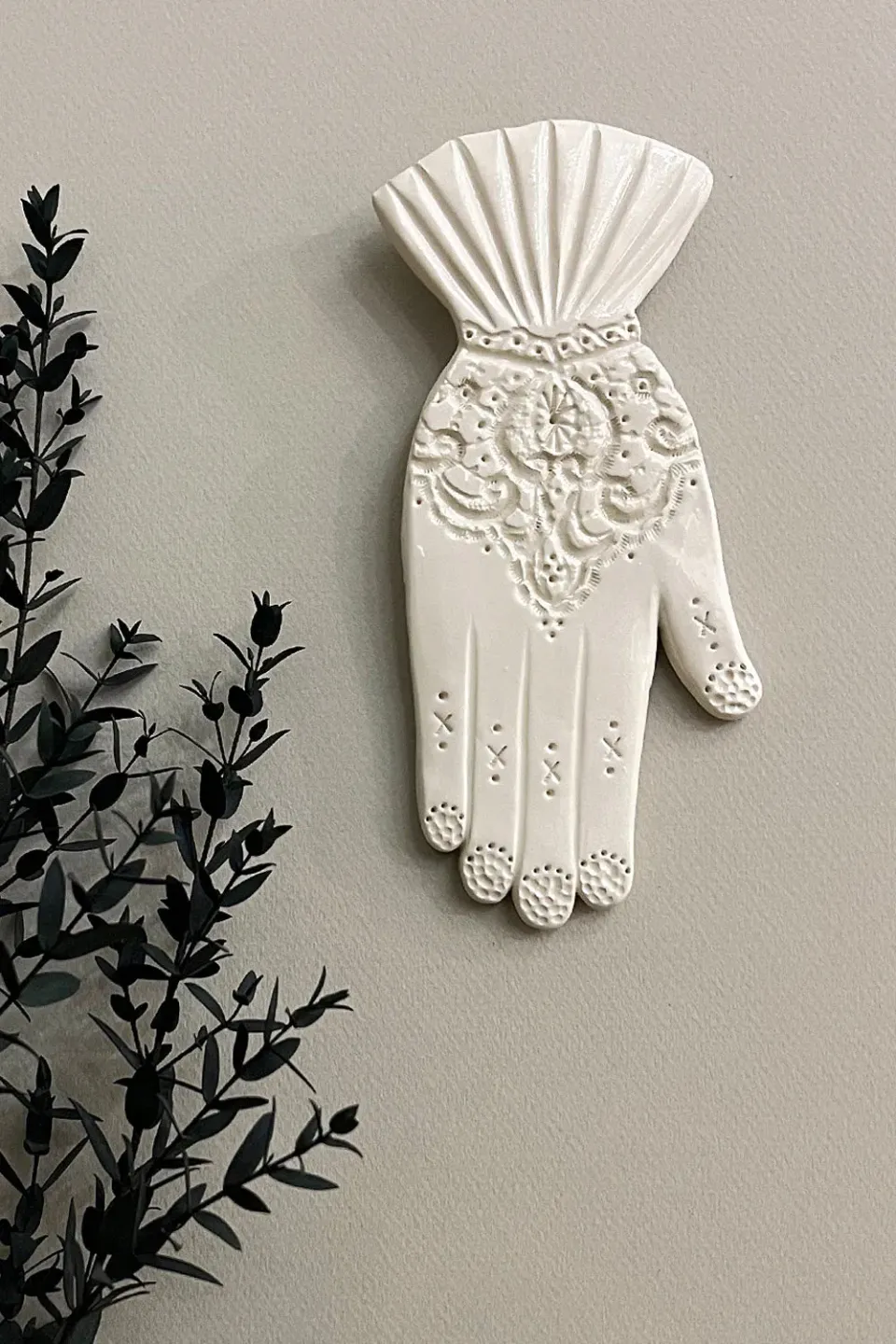 Biankaléone Main à pointe de dentelle bijou de mur 7,5x17,5 cm