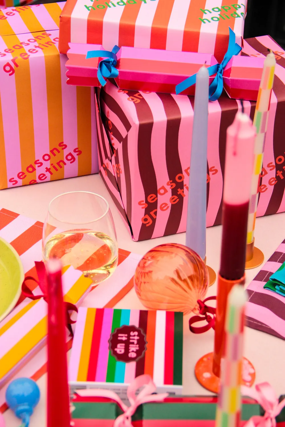 Maddison Ball Happy Holidays papier cadeau rayé