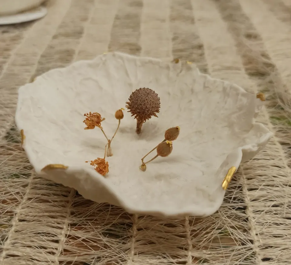 Sandrine Ramona A l’ombre du tilleul coupelle porcelaine dorée