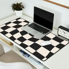 Society6 Black and White Wavy Checkered Pattern tapis damier