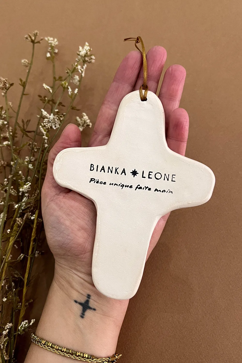 Biankaléone Petite fleur d'or croix murale 10,5 x 13,5 cm