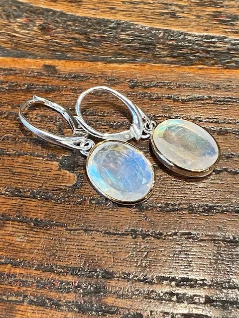 Galerie Kara boucles d’oreilles en argent et labradorite blanche