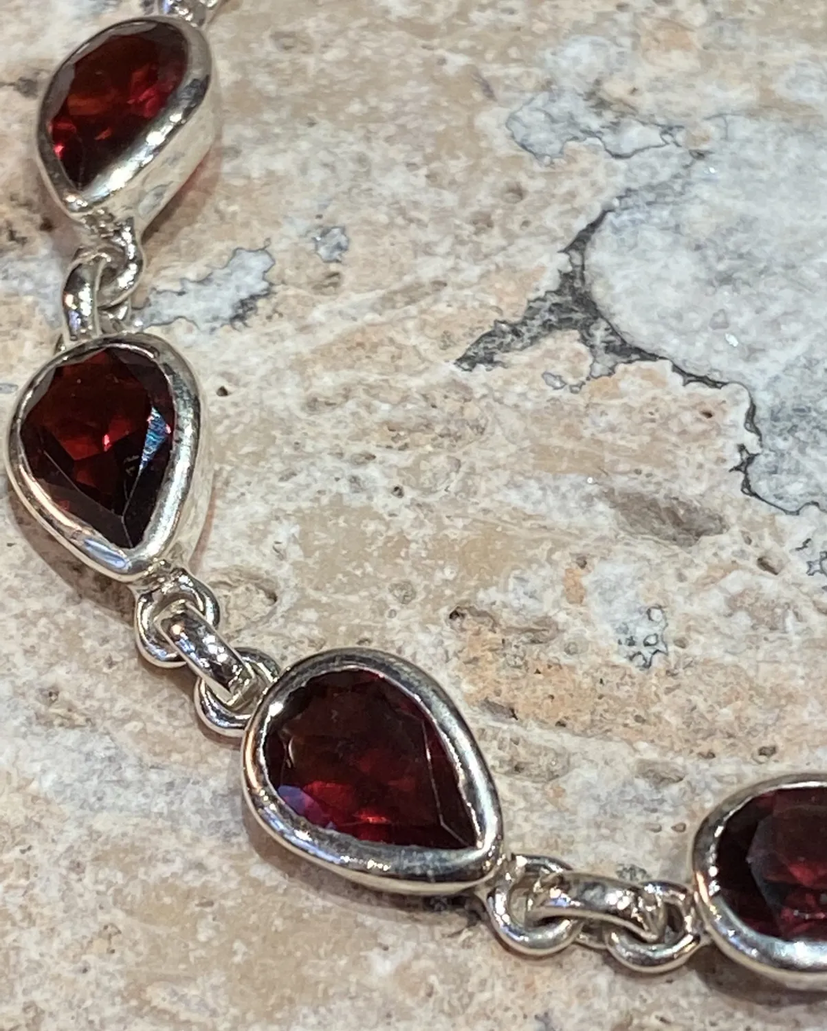 Galerie Kara Tanuj Shivahare bracelet grenat argent