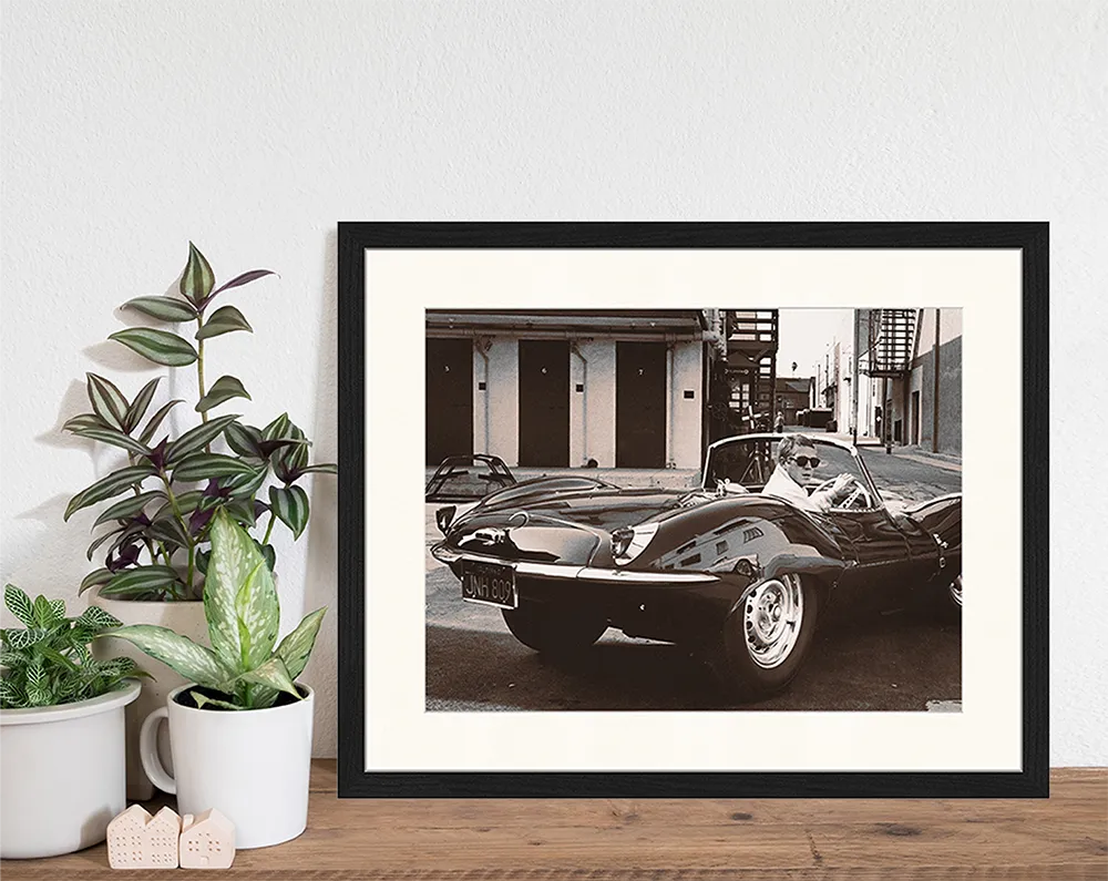 Any Image Steve McQueen in his Jaguar photo encadrée noir et blanc