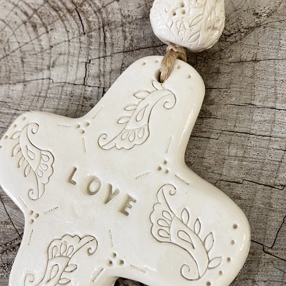 Biankaléone Jolie croix Love à la perle 10x10 cm
