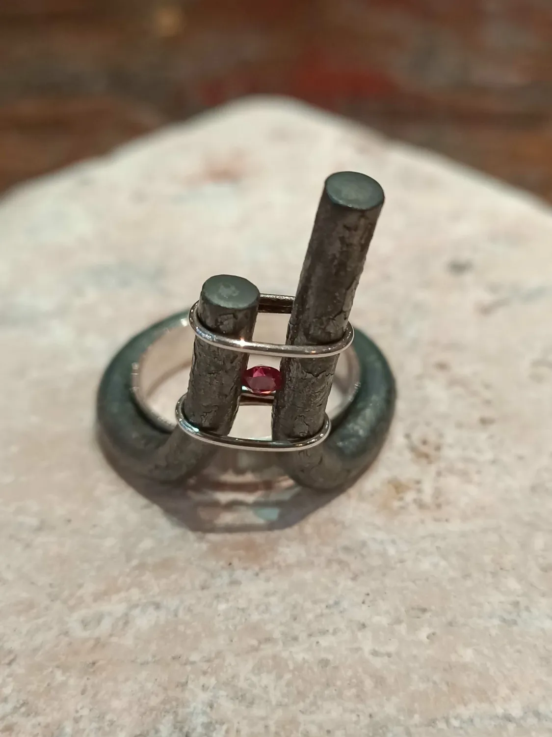 Galerie Kara bague fer forgé argent spinelle Marianne Anselin