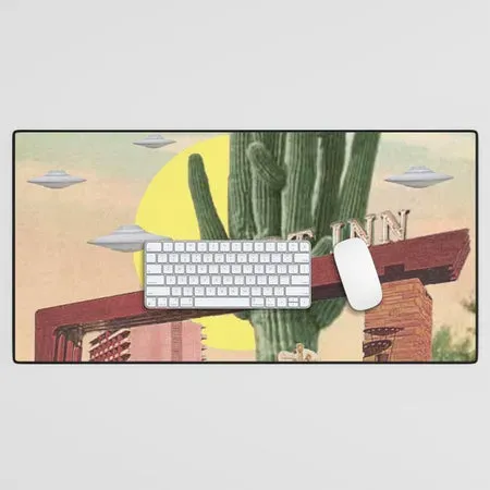 Society6 Desert Inn (UFO) tapis de bureau motel vintage
