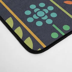 Society6 Overgrown Flowers tapis de bureau fleurs fond bleu