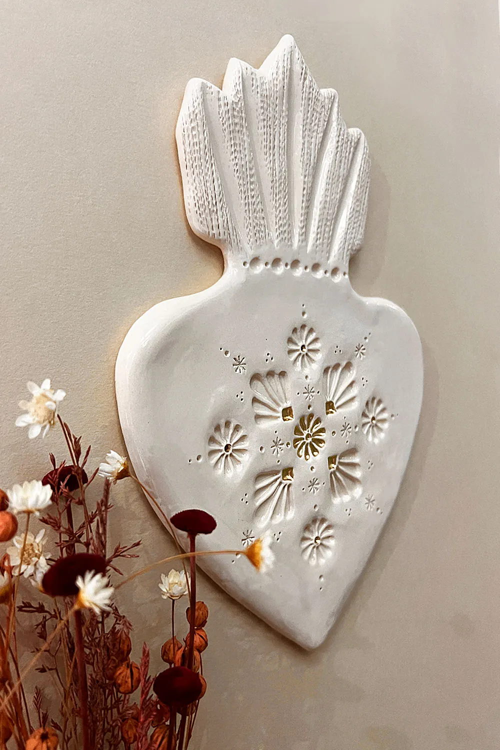 Biankaléone Ex-voto au totem fleuri décor mural 13,5x21 cm
