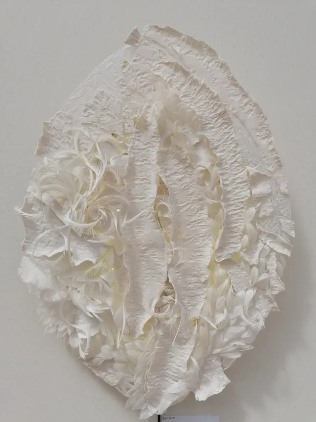 Sandrine Ramona Blanches plumes, blanche porcelaine œuvre murale