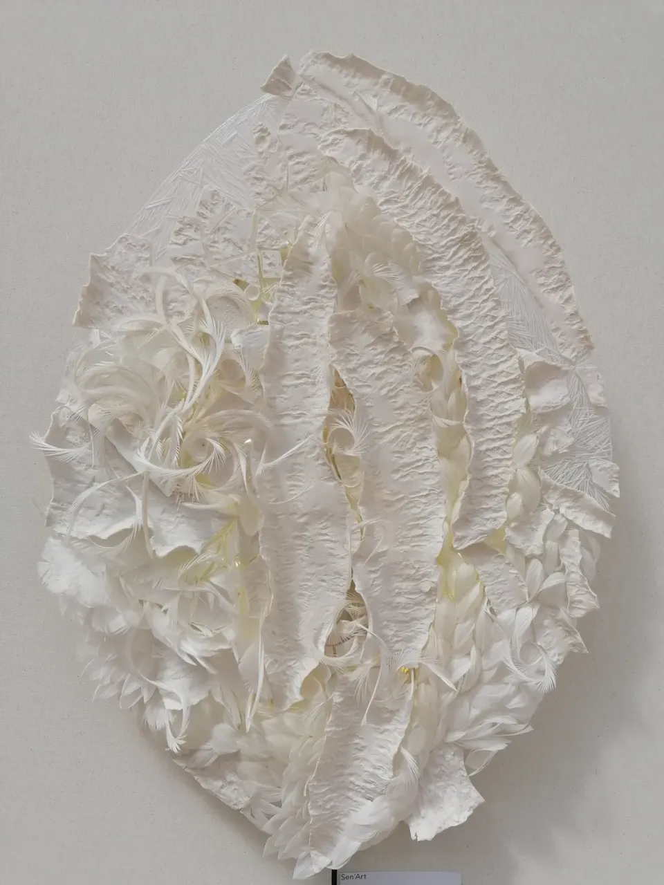 Sandrine Ramona Blanches plumes, blanche porcelaine œuvre murale