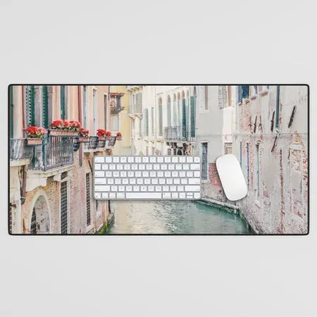 Society6 Venice Canal 1 tapis de bureau photo Venise