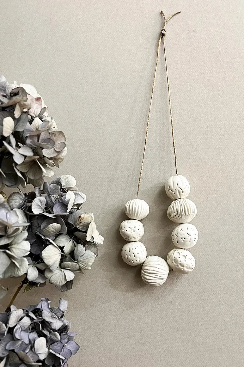 Biankaléone Grand collier de perles décoration murale 33 cm