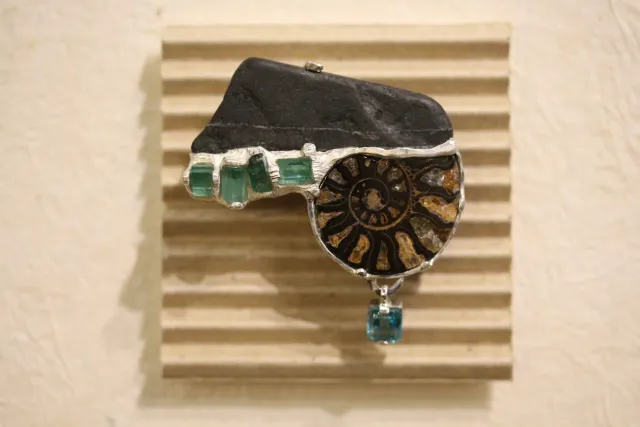 Galerie Kara Hélène Thomas broche argent pierre noire