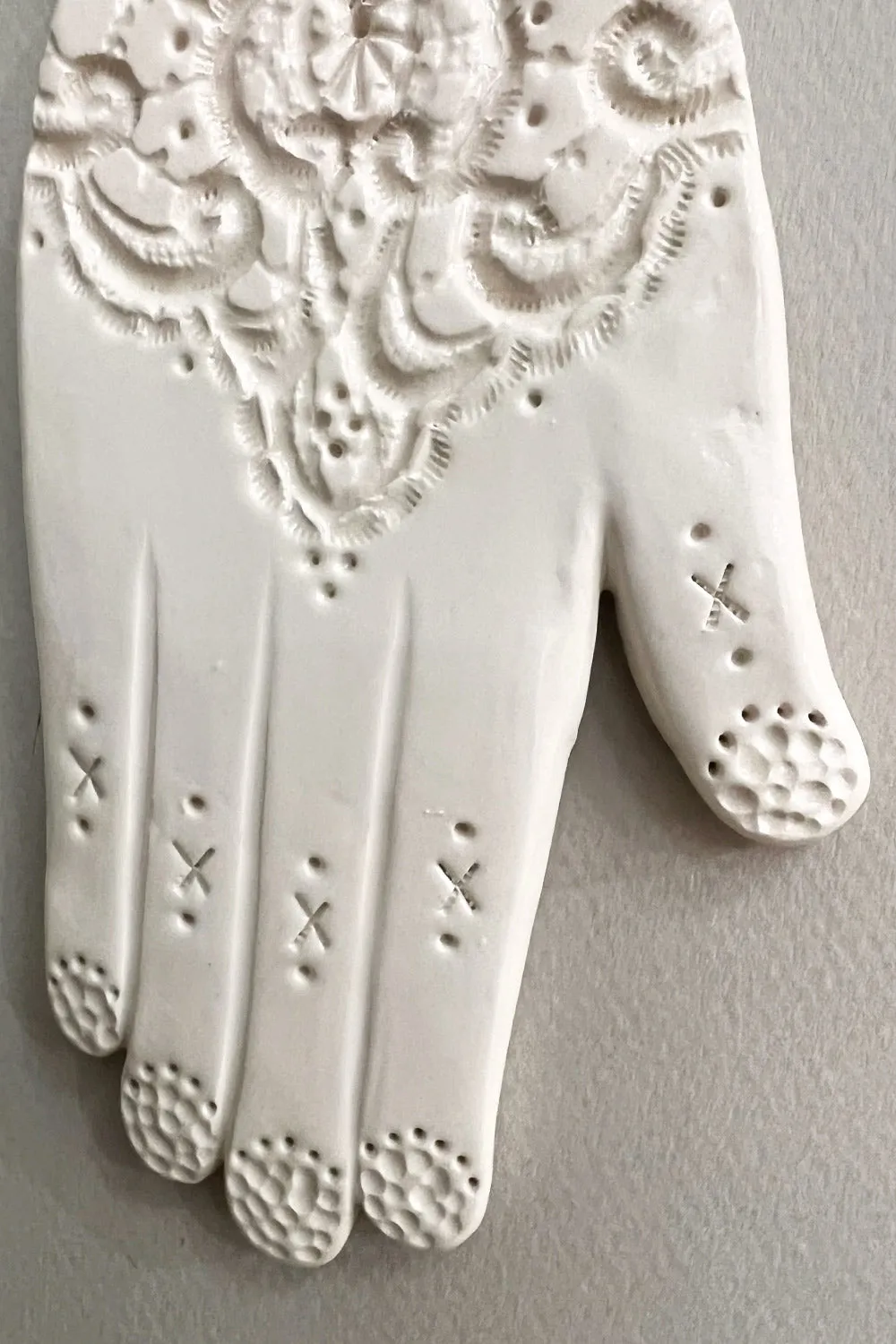 Biankaléone Main à pointe de dentelle bijou de mur 7,5x17,5 cm