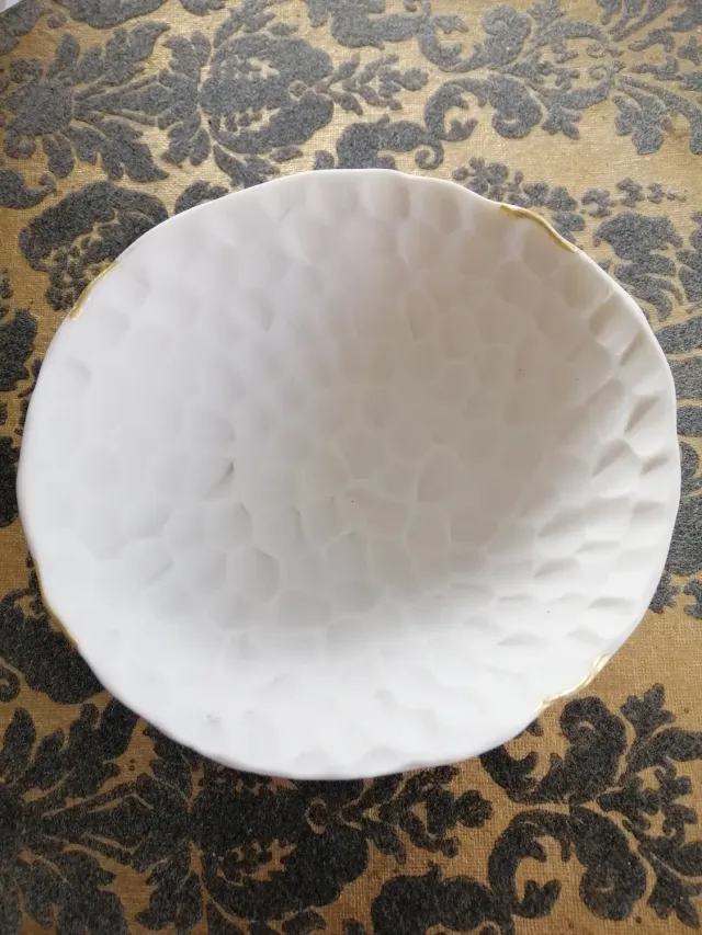 Sandrine Ramona Discrète coupelle en porcelaine feuille d'or